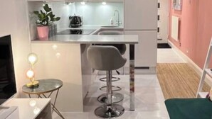 Frigorífico, horno, placa de cocina y hervidor eléctrico