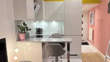 Fridge, oven, stovetop, electric kettle