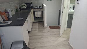 Fridge, microwave, oven, electric kettle - Hendon Studio, Sleeps 2 With Parking (London)