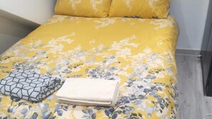 Tabla de planchar con plancha, wifi gratis y ropa de cama