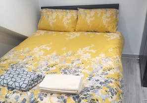 Iron/ironing board, free WiFi, bed sheets - Hendon Studio, Sleeps 2 With Parking (London)
