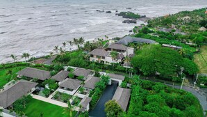 A coastal residential area with houses, a road, and a view of the ocean. - Ombak D3 Villa by Betterplace (Cemagi)