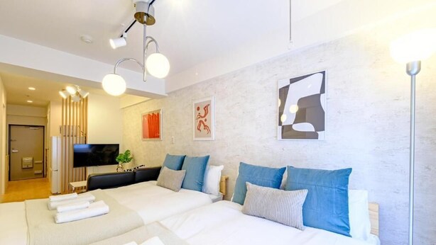 A hotel room with two beds, a flat-screen TV, and modern decor. - Choujamaru bill (Shinagawa-ku,Kamiosaki)