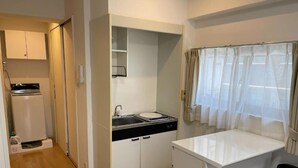 A compact kitchen with a sink, countertop, and cabinets. - Choujamaru bill (Shinagawa-ku,Kamiosaki)