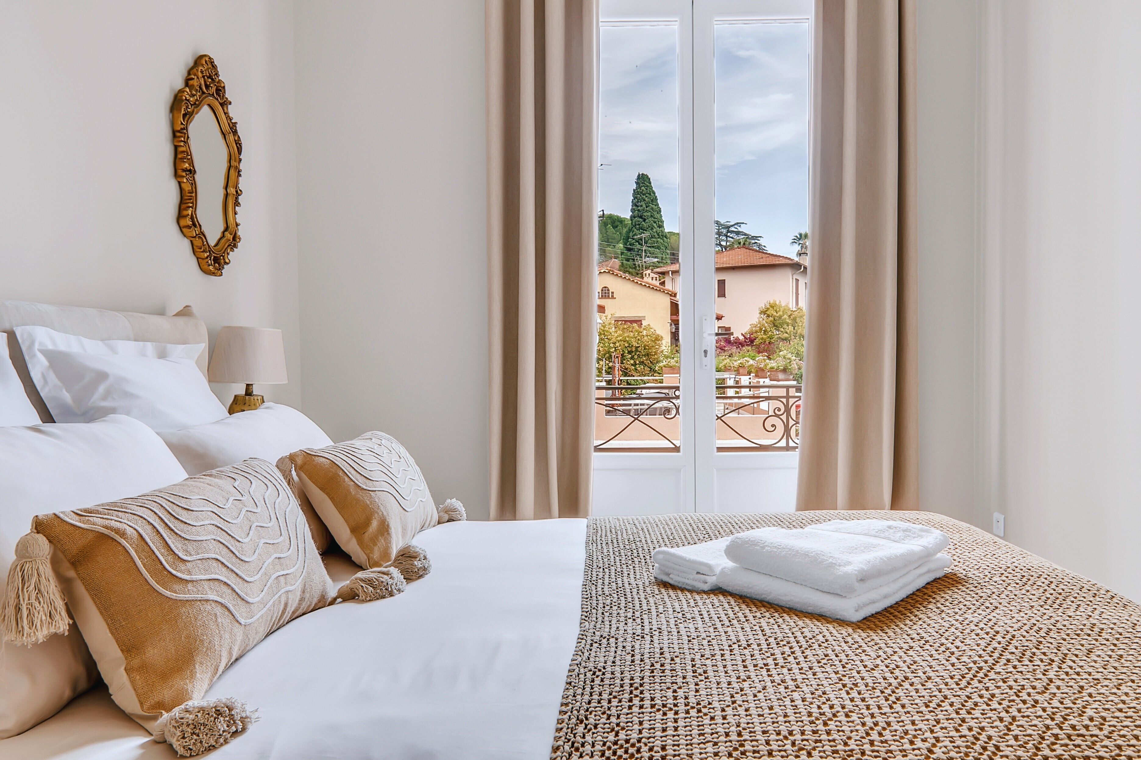 Une chambre d’hôtel avec un lit, une vue sur l’extérieur et un balcon.
