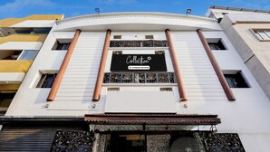 Un bâtiment portant une enseigne indiquant : « Société de recouvrement de créances – Services assurés ».
