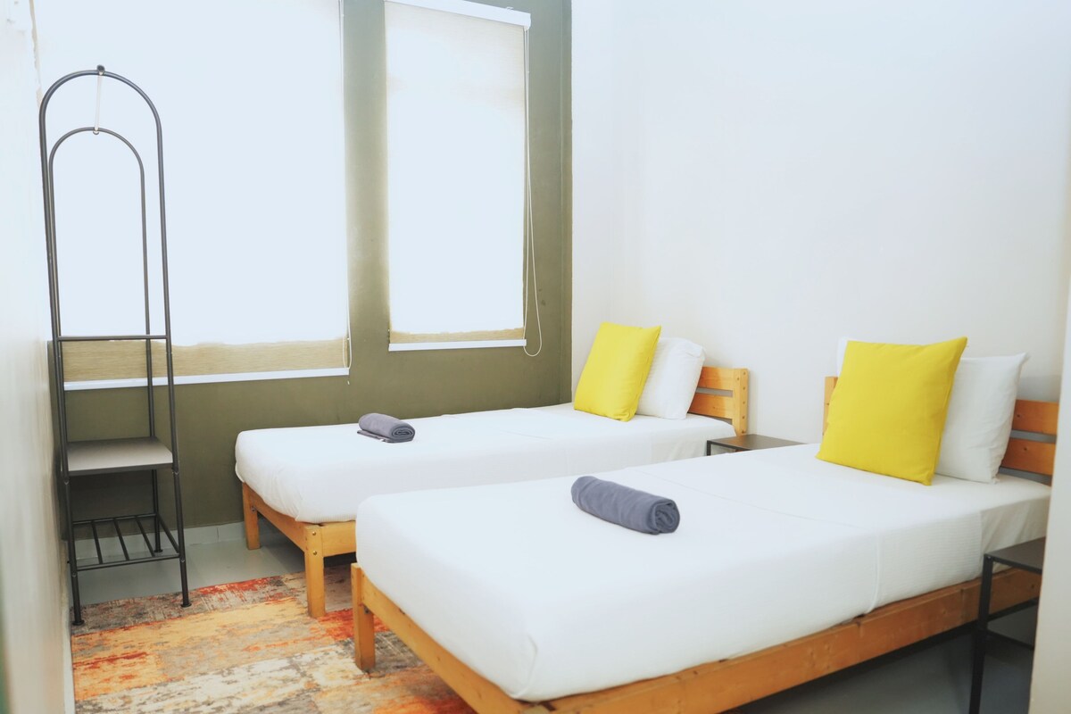 Superior Twin Room, Non Smoking | Desk, laptop workspace, WiFi (free), bed sheets