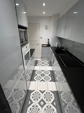 Private kitchen - Appartement sur le toit avec magnifique vue mer et terrasse panoramique. (Nice)