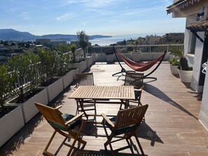 Outdoor dining - Appartement sur le toit avec magnifique vue mer et terrasse panoramique. (Nice)