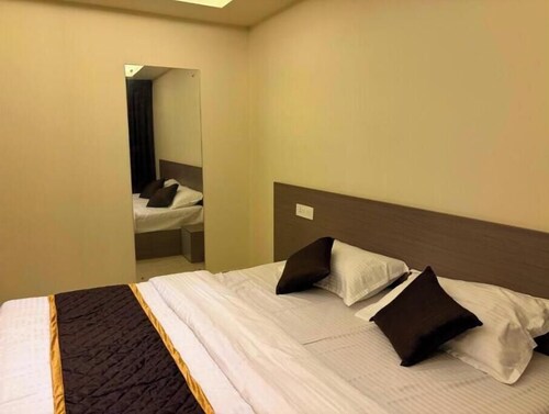 Hide Away : Three-Bedroom Standard Apartment