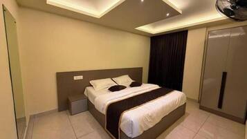 3 bedrooms, iron/ironing board, WiFi, bed sheets
