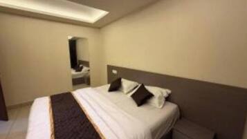 Iron/ironing board, internet, bed sheets