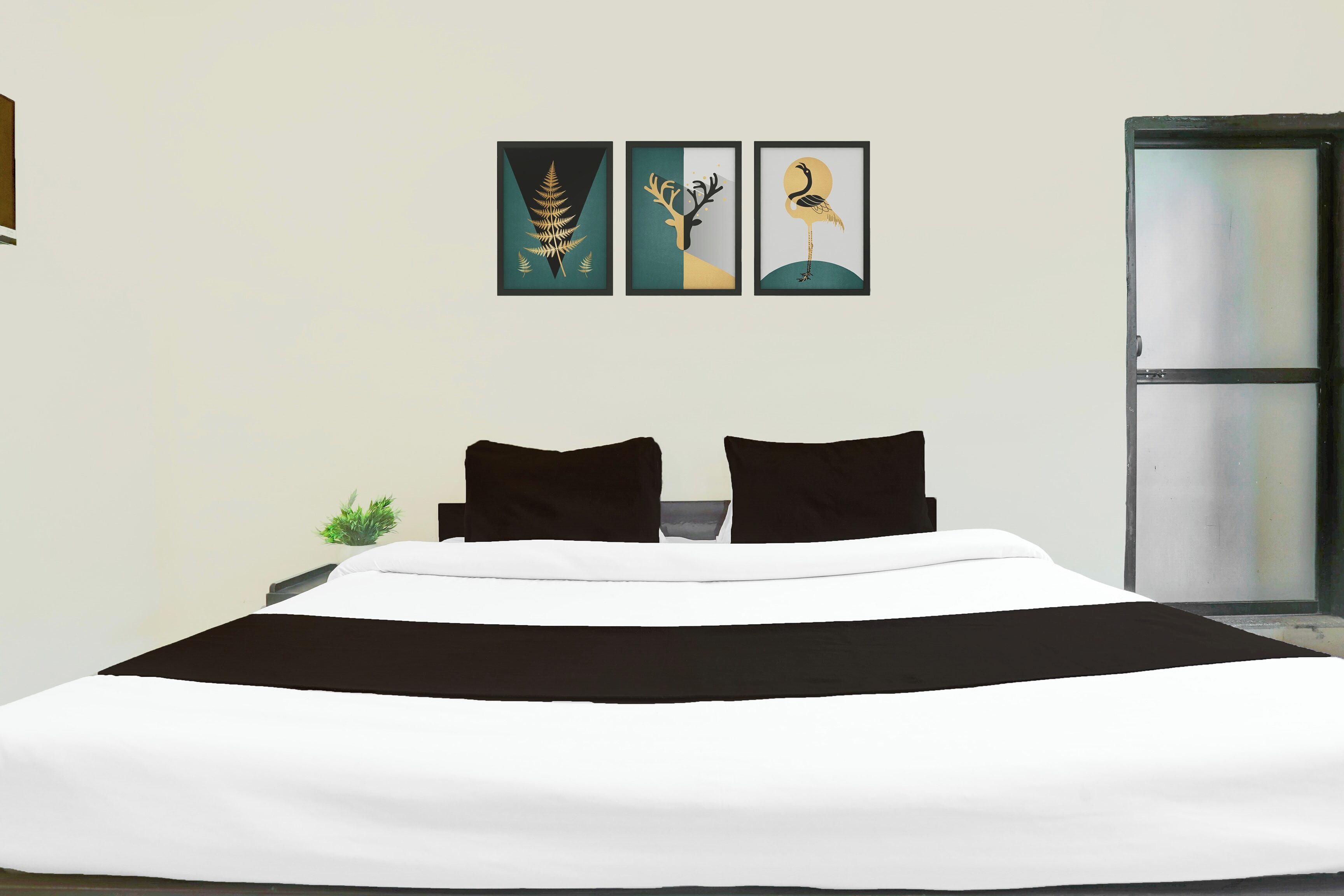 Deluxe Room | Desk, WiFi (free), bed sheets