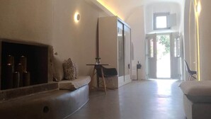 Un interior moderno con chimenea, zona de estar y vistas al exterior.