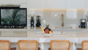 Coffee/tea maker, fridge, microwave, stovetop