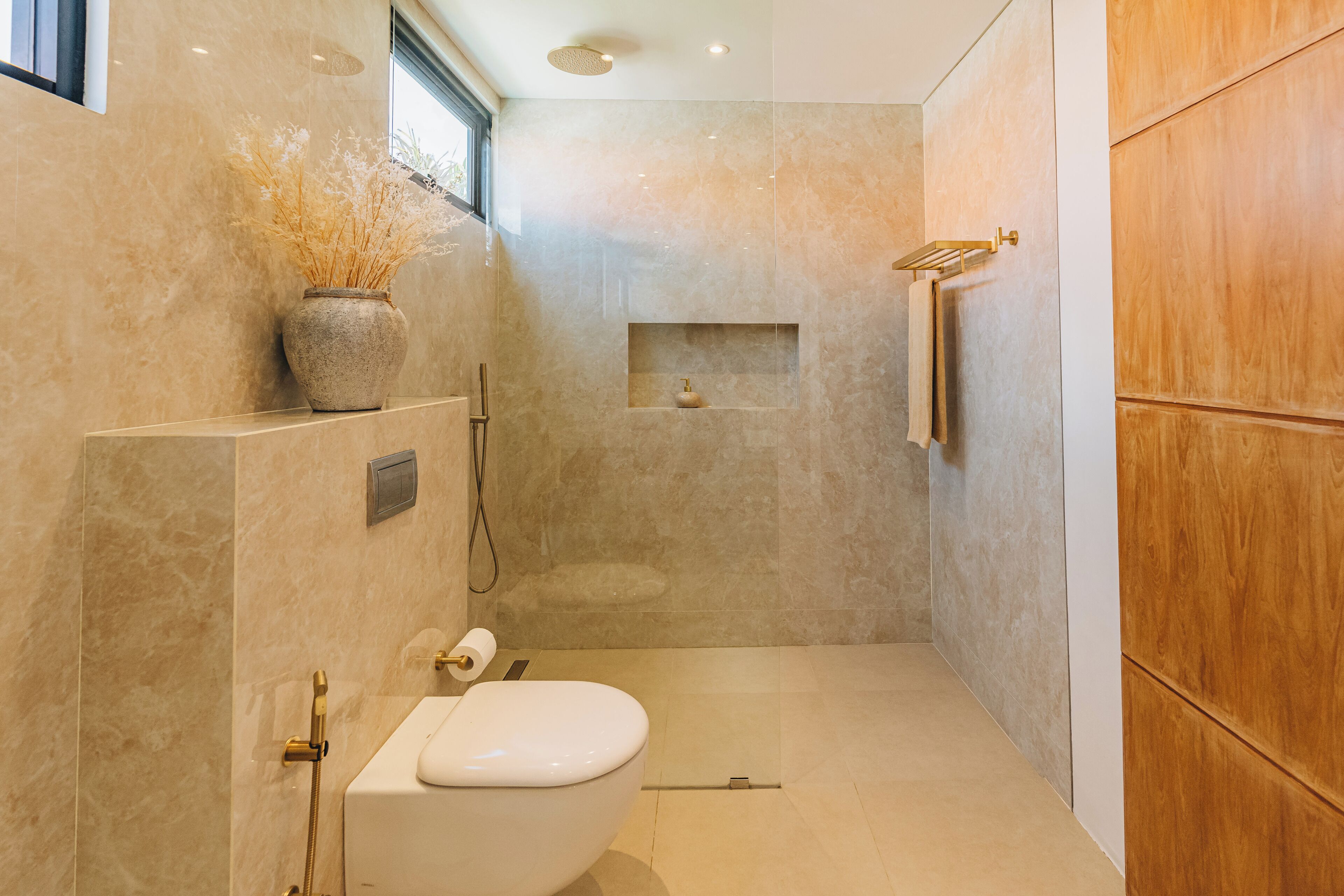 Shower, hair dryer, bidet, towels