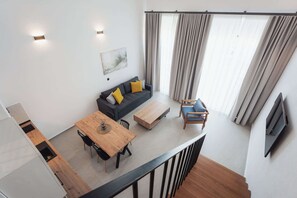 Un salon moderne avec un canapé, une table basse et une table à manger.