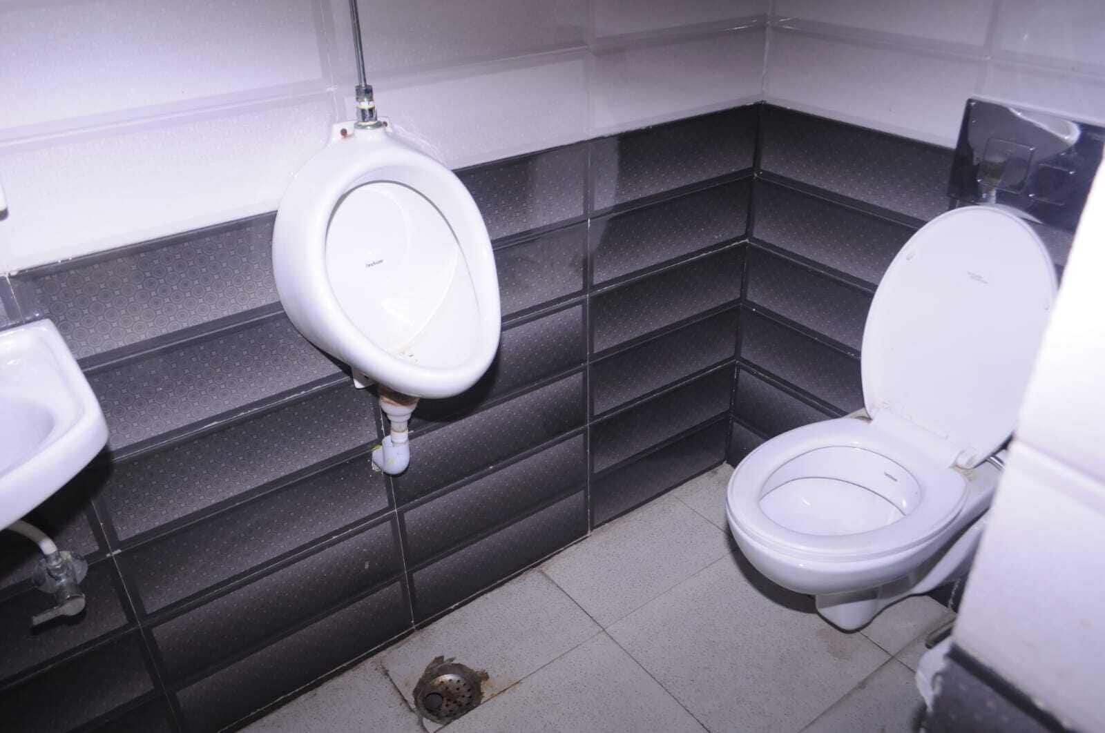 Baño con orinal, inodoro y lavamanos.