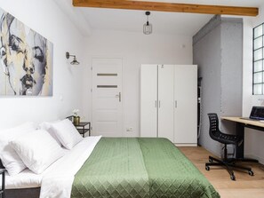 Ein Schlafzimmer mit einem Bett, einem Schreibtisch und einem Stuhl.