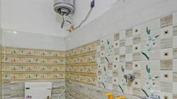 Dusche, kostenlose Toilettenartikel, Handtücher