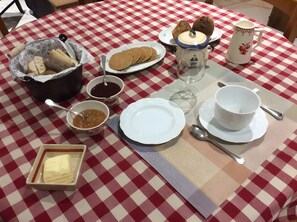 Breakfast meal - Guest Room “A Night by the Water” with Wi-Fi (Hallines)