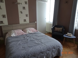 Room - Guest Room “A Night by the Water” with Wi-Fi (Hallines)