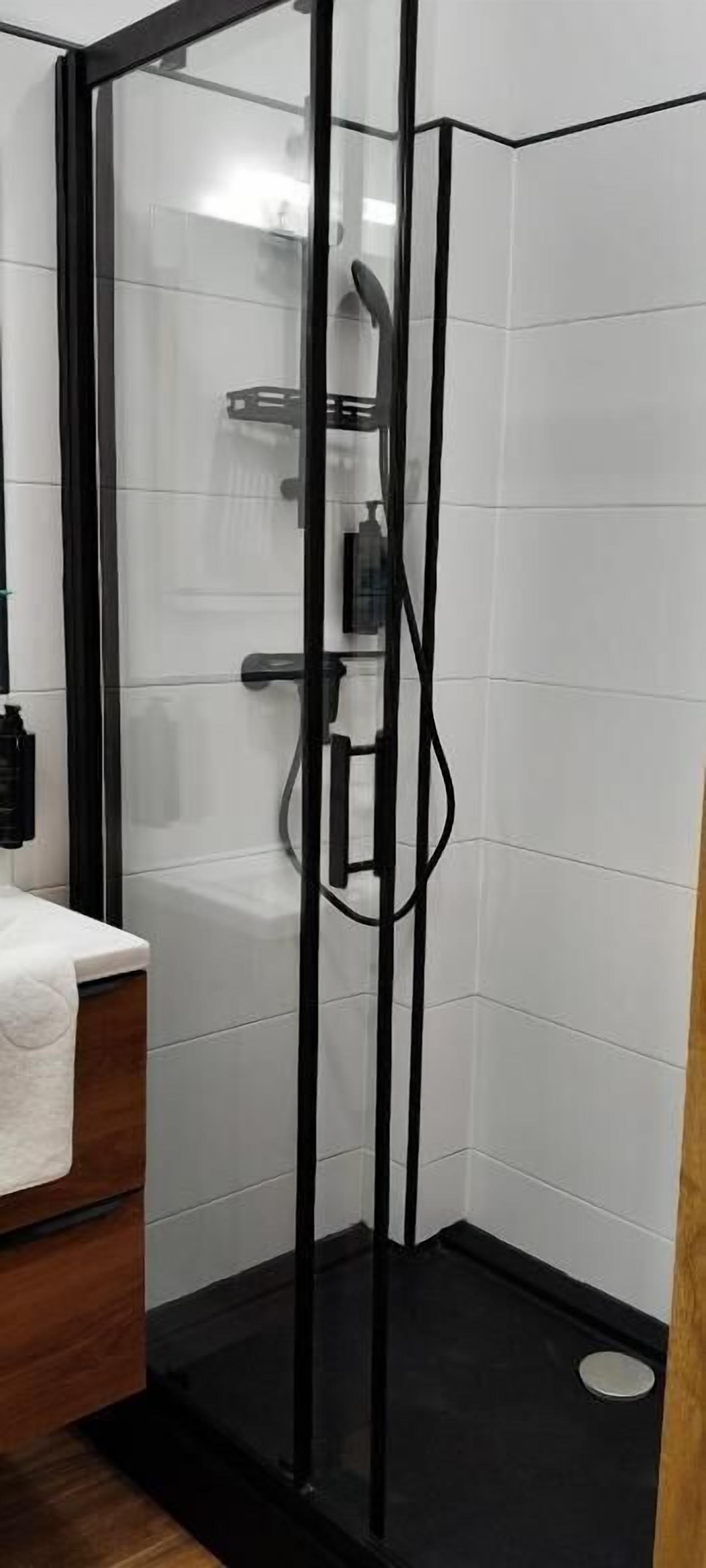 Douche, sèche-cheveux, serviettes fournies, savon