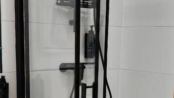 Douche, sèche-cheveux, serviettes fournies, savon