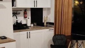 Suite Studio Supérieure, vue ville | Cuisine privée | Réfrigérateur, micro-ondes, plaque de cuisson, lave-vaisselle