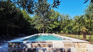 A rectangular swimming pool with stone steps leading up to it, surrounded by a fence and trees. - Mas La Fontaine de Pernes, les pieds dans la Sorgue, piscine, 12p, 6ch, 5sdb (Pernes-les-Fontaines)