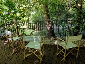 A wooden deck with two foldable chairs and a metal fence. - Mas La Fontaine de Pernes, les pieds dans la Sorgue, piscine, 12p, 6ch, 5sdb (Pernes-les-Fontaines)