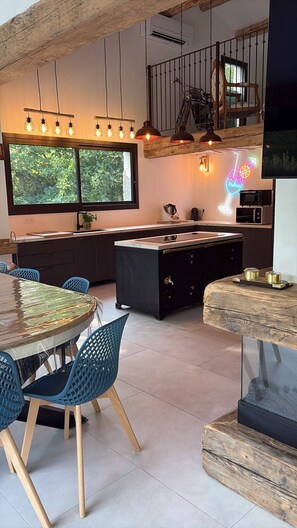 Private kitchen - Mas "La Fontaine de Pernes", des vacances inoubliables les pieds dans la sorgue (Pernes-les-Fontaines)