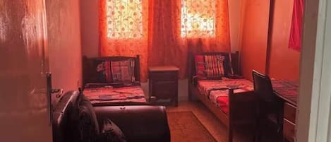 3 عدّة غرف نوم وخدمة الإنترنت وملاءات أسرّة