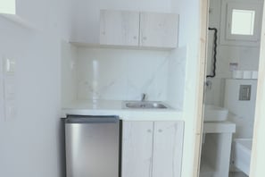 Estudio superior, patio, vistas al patio | Cocina privada | Frigorífico, placa de cocina, utensilios de cocina y congelador