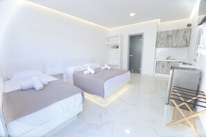 Frette Italian sheets, premium bedding, memory-foam beds, in-room safe - Tinamar Selection (Santorini)