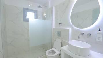 Ilmaiset hygieniatuotteet, hiustenkuivaaja, tohvelit, pyyhkeet