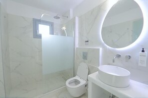 Ilmaiset hygieniatuotteet, hiustenkuivaaja, tohvelit, pyyhkeet