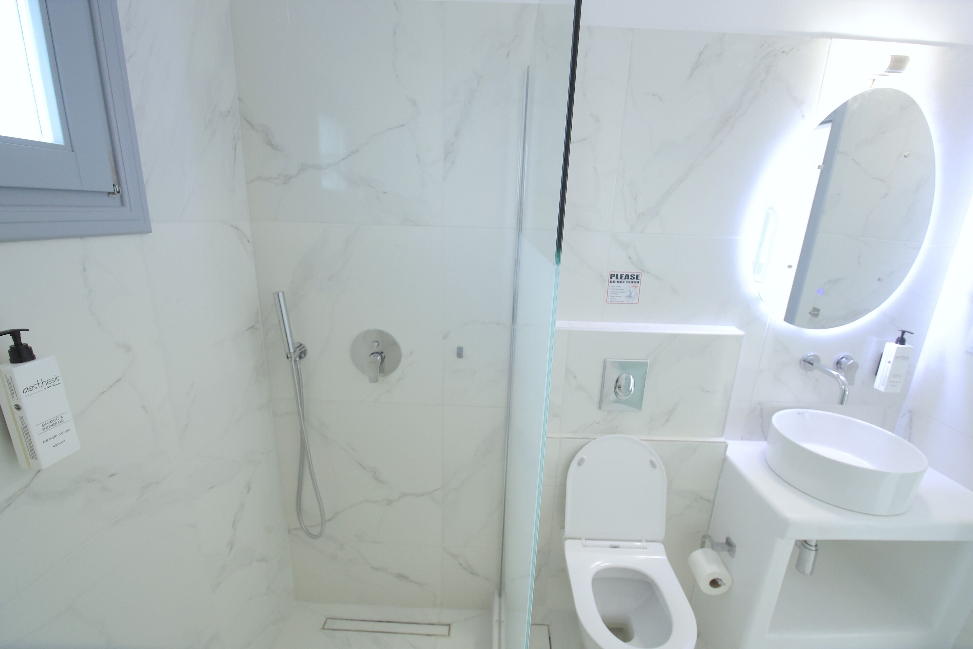 Ducha, artículos de tocador gratuitos, secador de pelo, pantuflas
