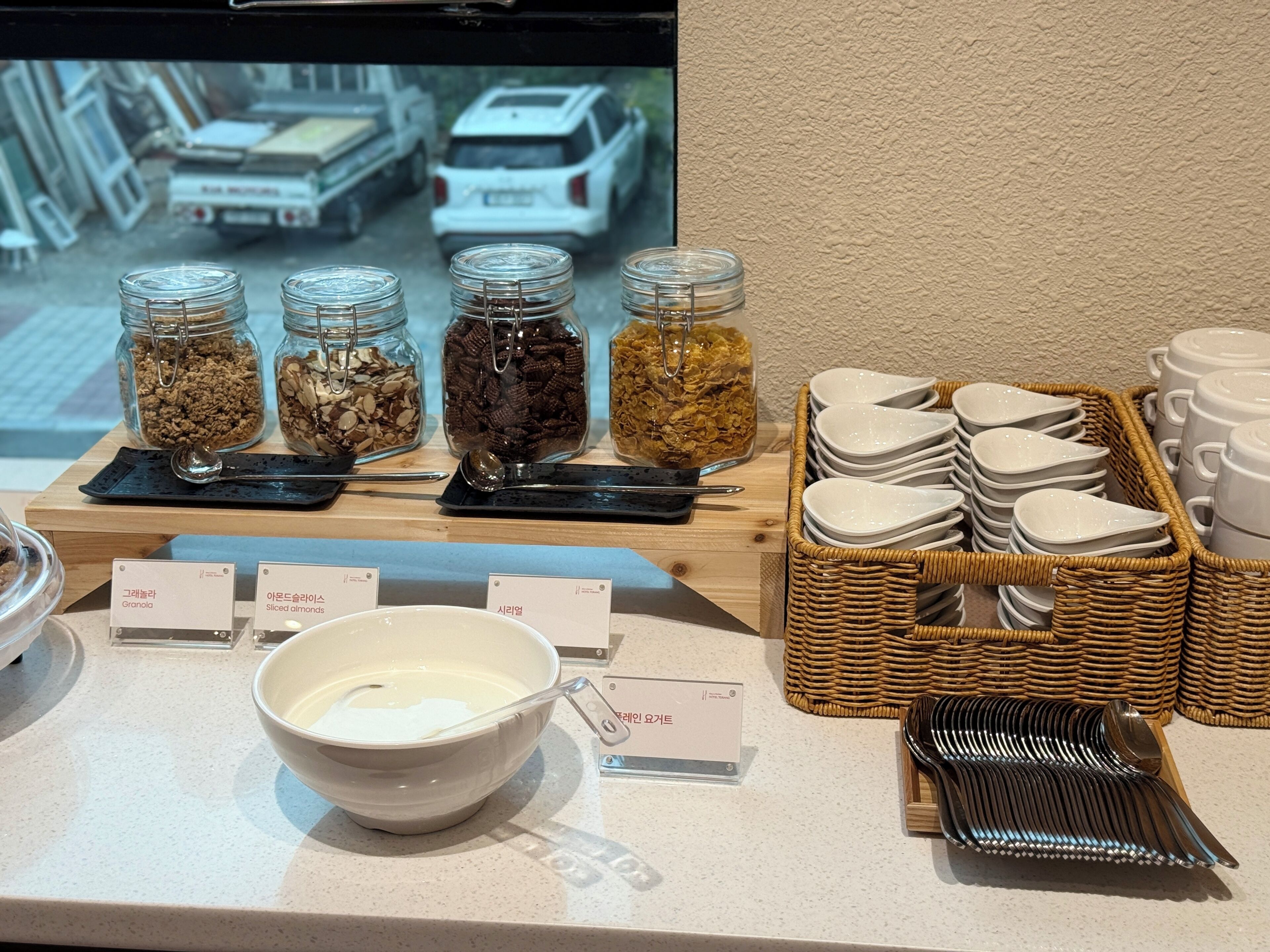 Un bufé de desayuno con diversos alimentos y utensilios.