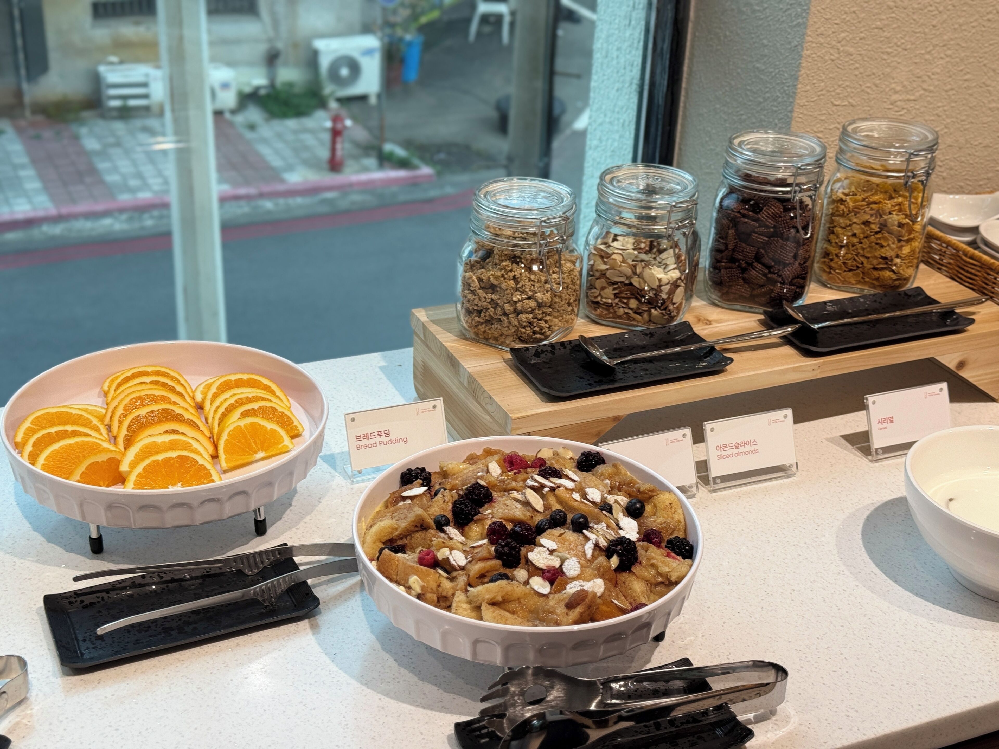 Un bufé de desayuno con diferentes alimentos y utensilios.
