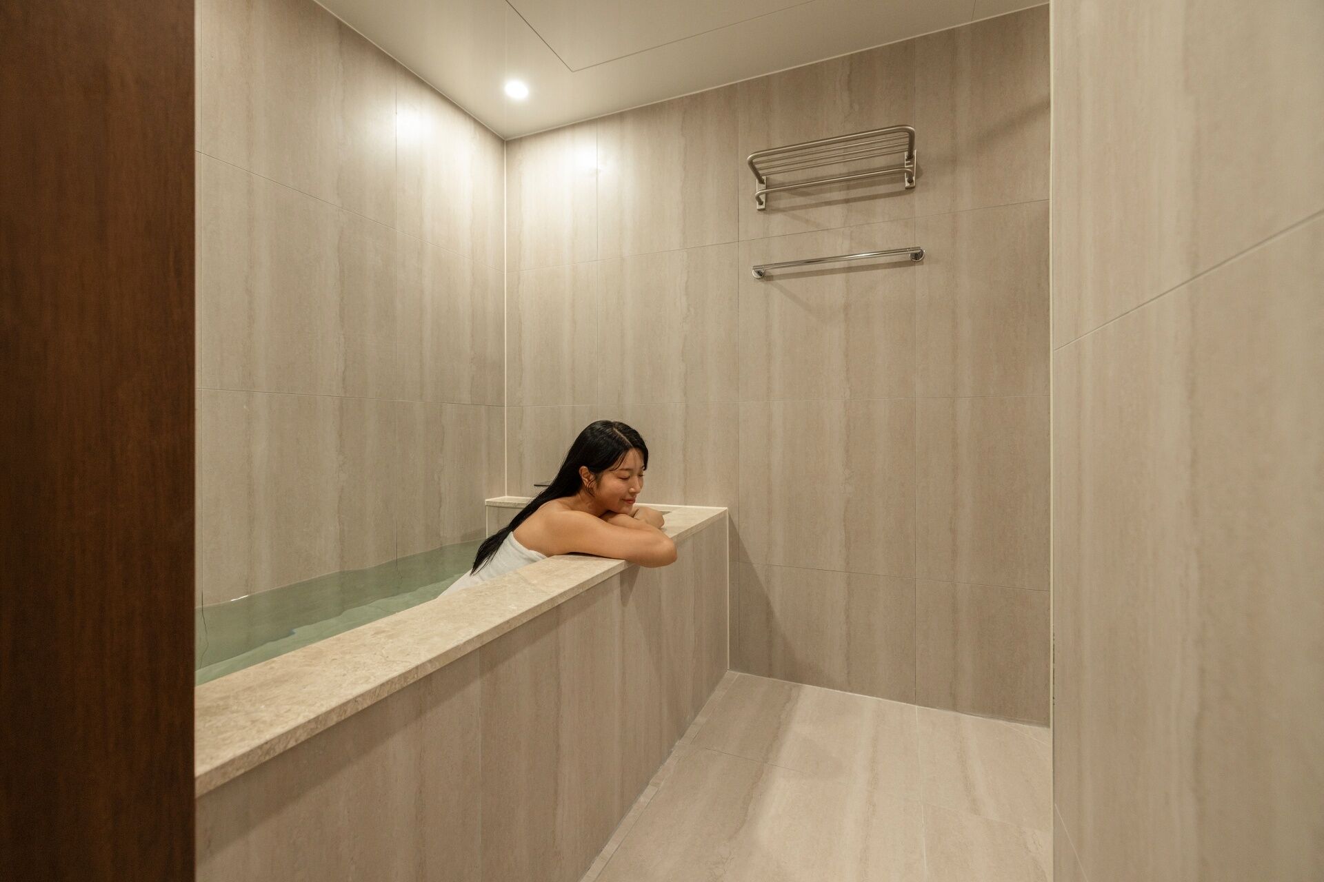 Signature Suite | Bathroom | Hair dryer, towels, shampoo, toilet paper