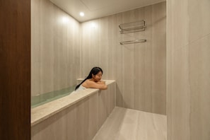 Suite Signature | Baño | Secador de pelo, toallas, champú y papel higiénico