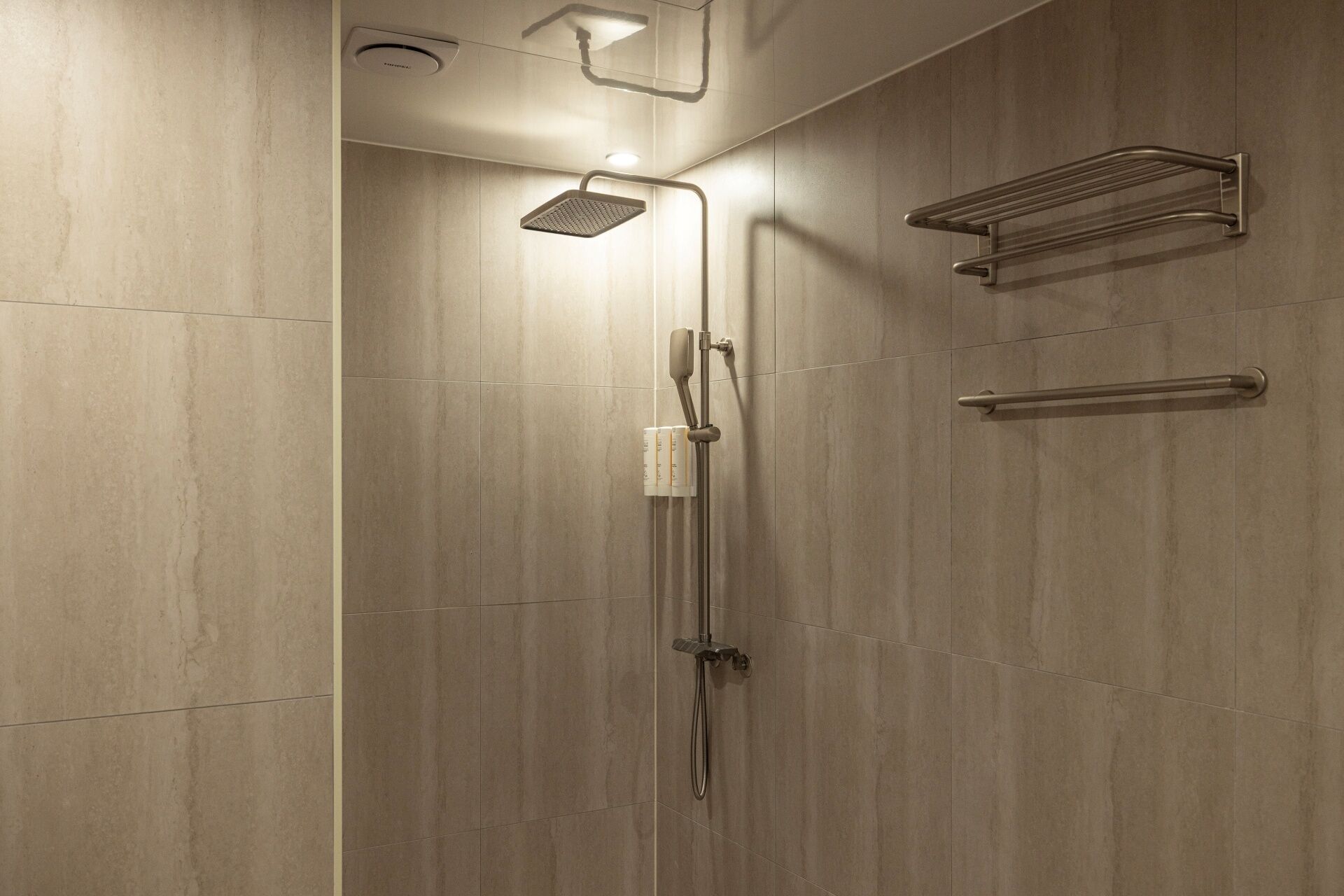 Signature Family | Badezimmer | Haartrockner, Handtücher, Shampoo, Toilettenpapier