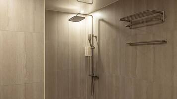 Signature Family | Badezimmer | Haartrockner, Handtücher, Shampoo, Toilettenpapier