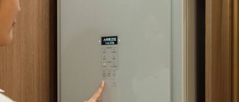 Una persona interactuando con un panel de control en una puerta, probablemente para un ascensor.