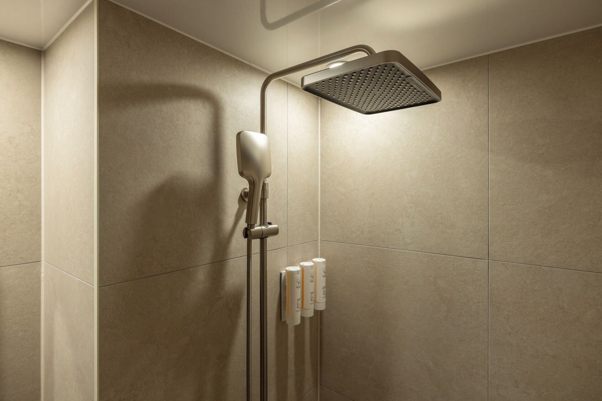 Superior Double Room | Bathroom | Hair dryer, towels, shampoo, toilet paper
