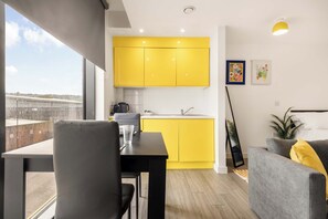 Een modern appartement met een eetgedeelte, keuken en woongedeelte.