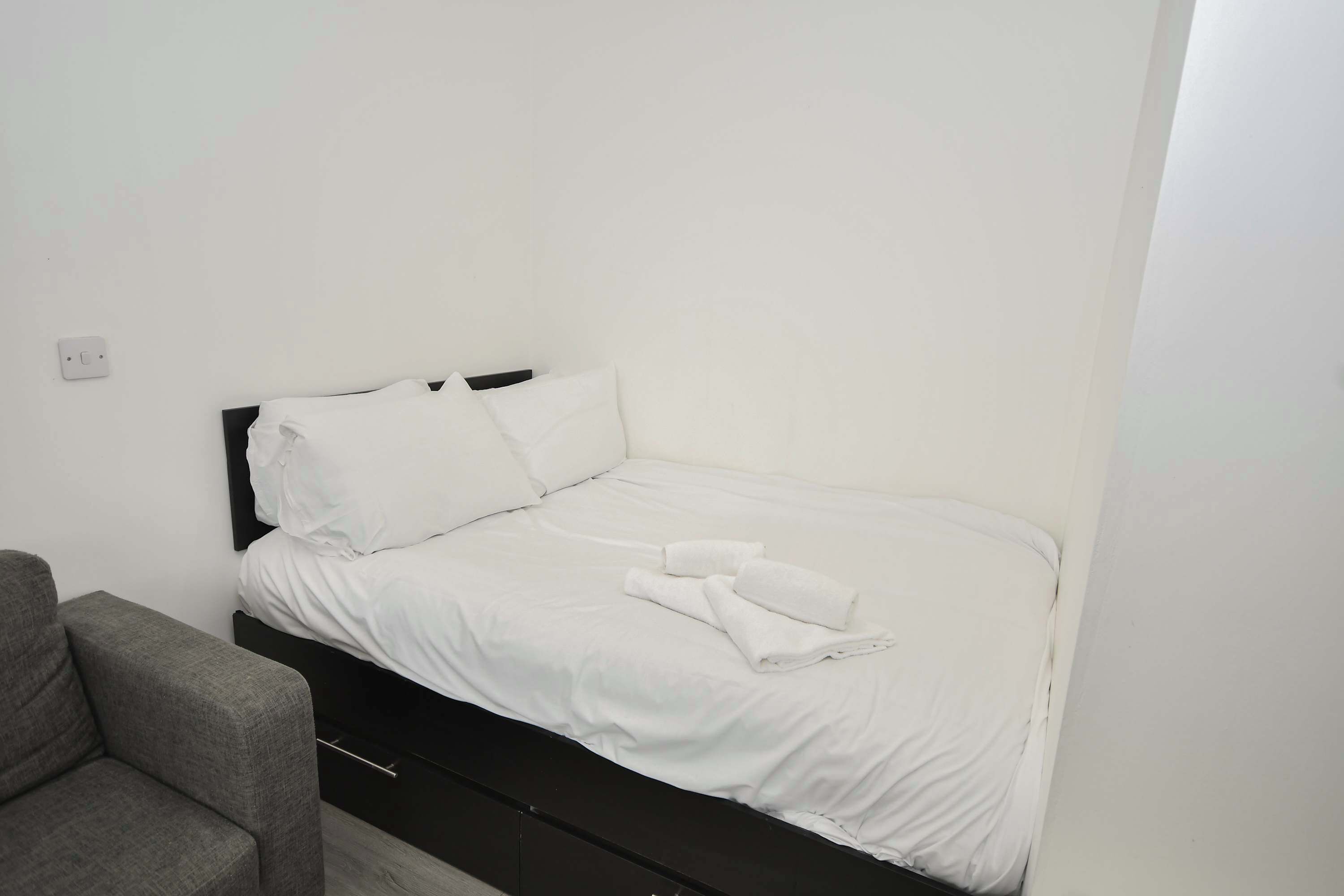 Escritorio, tabla de planchar con plancha, wifi y ropa de cama 
