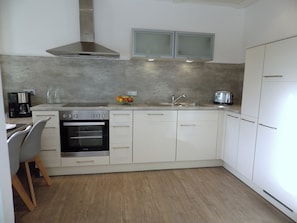 Coffee/tea maker, fridge, oven, stovetop