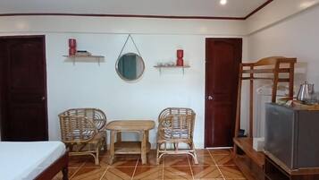 Deluxe-Doppelzimmer, Balkon, Blick auf den Innenhof | Kostenloses WLAN